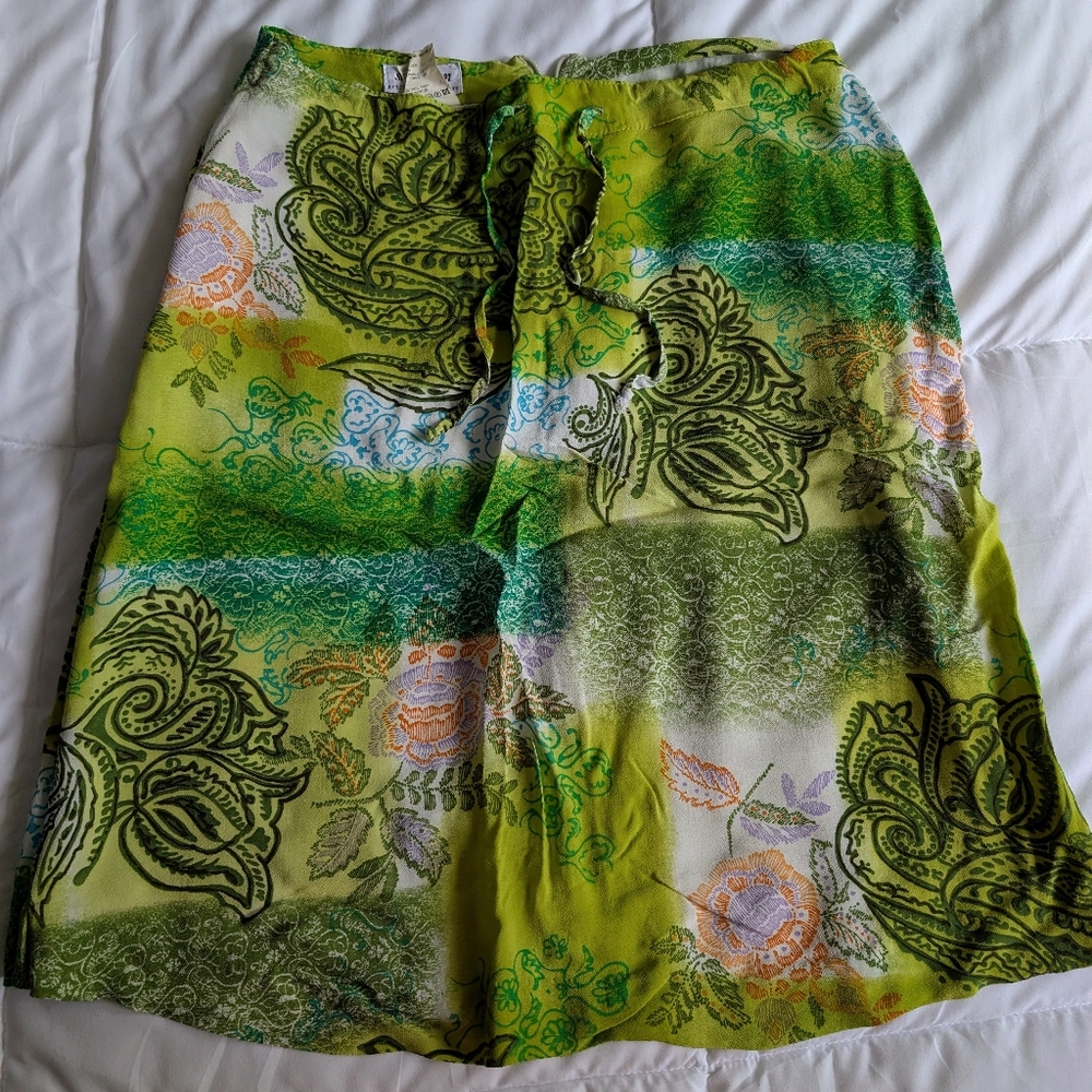 Green and blue paisley mini skirt with elastic waistband - Picture 1 of 3